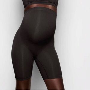 SKIMS Sculpting Mid Thigh Maternity Shorts in Onyx Black Size 2X/3X